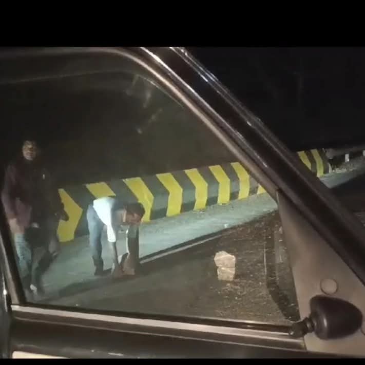 विधायक ने हटाए रास्ते पर पड़े पत्थर, शहडोल मार्ग पर बड़ी दुर्घटना टली 22 IMG 20241207 WA0010