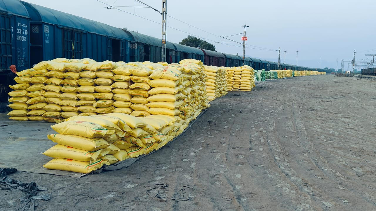 कटनी जिले के किसानों को मिलेगी पर्याप्त खाद: 505 मीट्रिक टन यूरिया खाद पहुंची