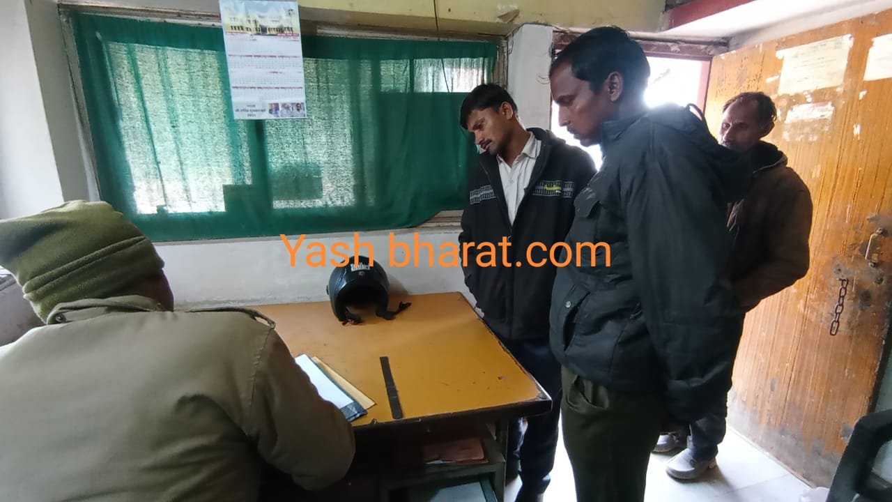 बोलेरो ने बाइक सवार युवकों को मारी टक्कर एक मौत दो घायल अमदरा थाना क्षेत्र की घटना 1 IMG 20250107 WA0008