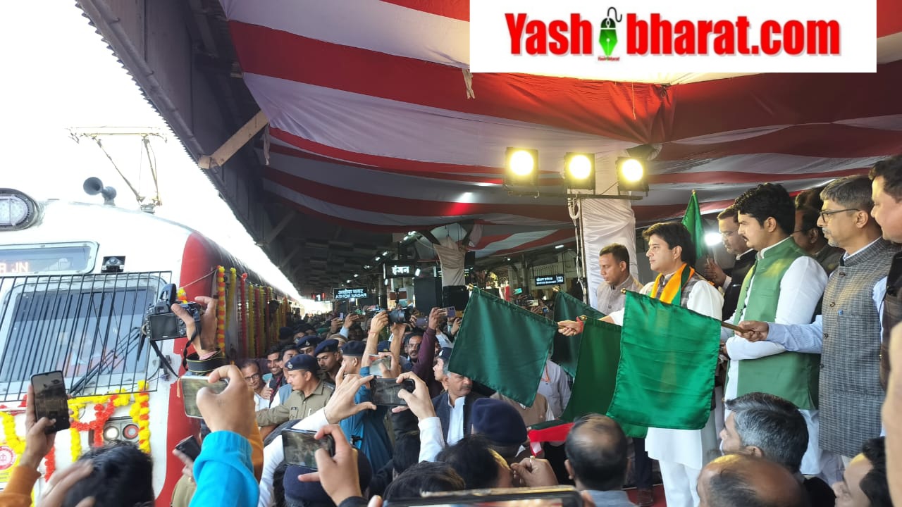 केंद्रीय संचार एवं उत्तर-पूर्वी क्षेत्र विकास मंत्री ज्योतिरादित्य एम. सिंधिया द्वारा 13 ट्रेनों के प्रायोगिक ठहराव और बीना-गुना मेमू गाड़ी के विस्तार का शुभारंभ किया 42 IMG 20250110 WA0062