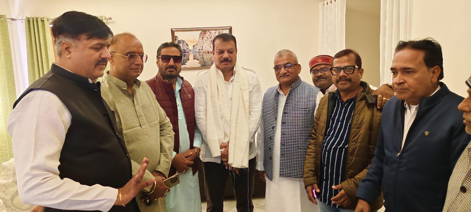 नगर आगमन पर नेता प्रतिपक्ष उमंग सिंघार का कार्यवाहक शहर कांग्रेस अध्यक्ष राजा जगवानी ने साल पहना कर किया स्वागत 22 IMG 20250118 WA0003