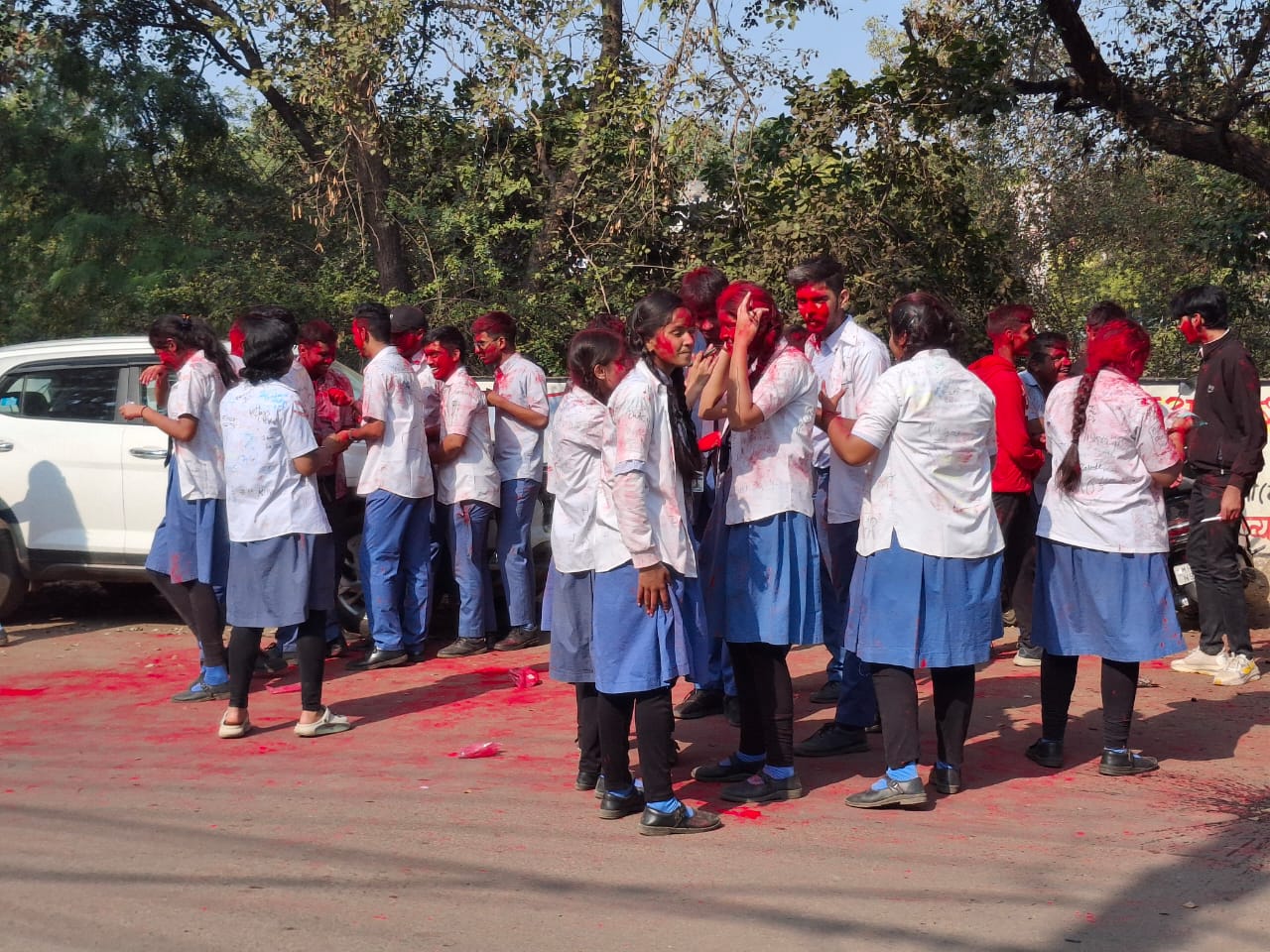 स्कूल के अंतिम दिन सेंटपाल के छात्रों ने खेली होली, अब घर पर करेंगे बोर्ड परीक्षा की तैयारी 1 IMG 20250123 WA0008