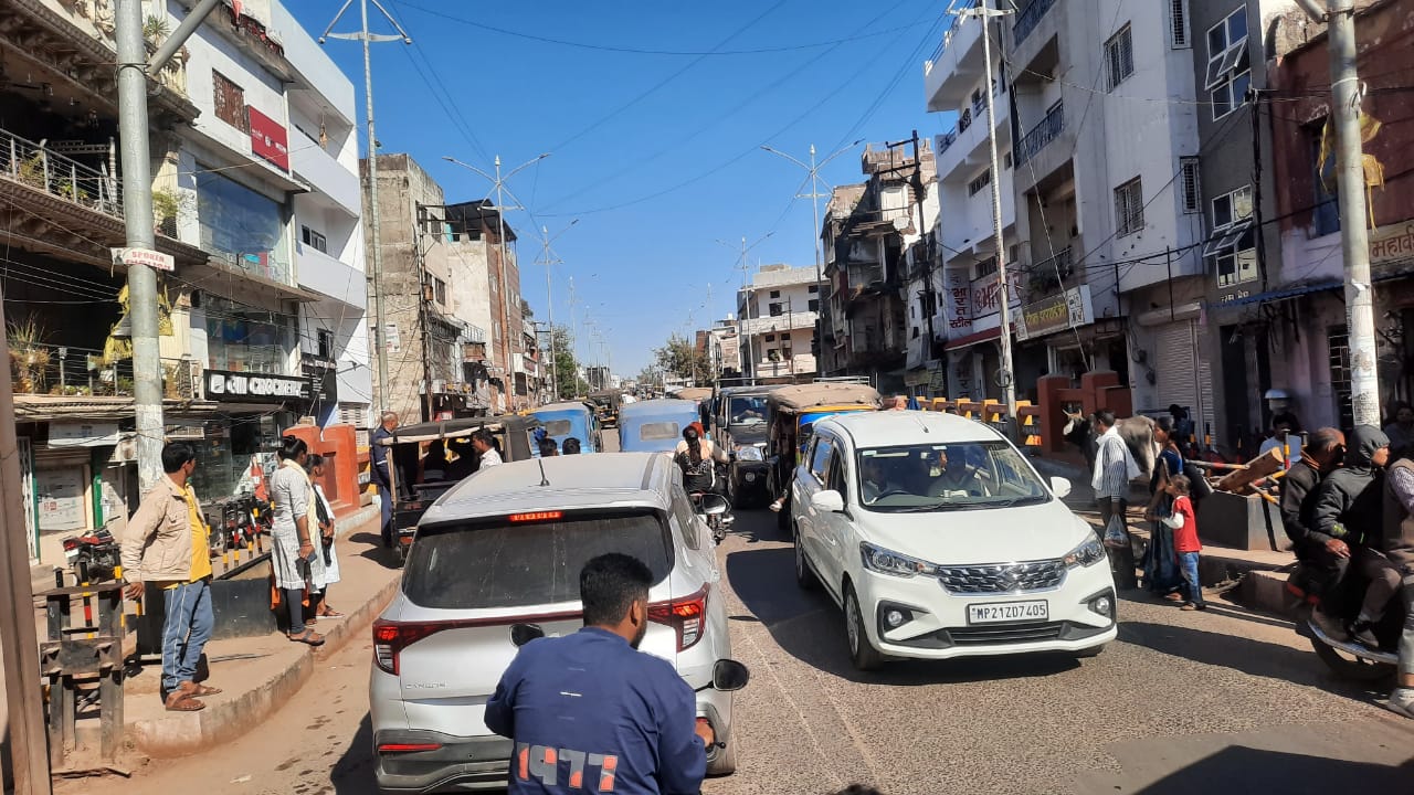 ब्रिज में आटो ई रिक्शा कि धमाचौकड़ी से आम जनता परेशान 23 IMG 20250128 WA0022