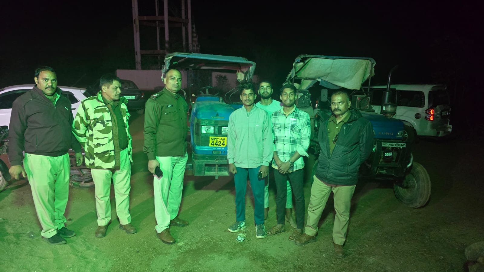 निवार, माधवनगर पुलिस की स्टंटबाजों पर कसा शिकंजा, ट्रैक्टर से खतरनाक स्टंट करने पर कार्यवाही 10 IMG 20250129 WA0048