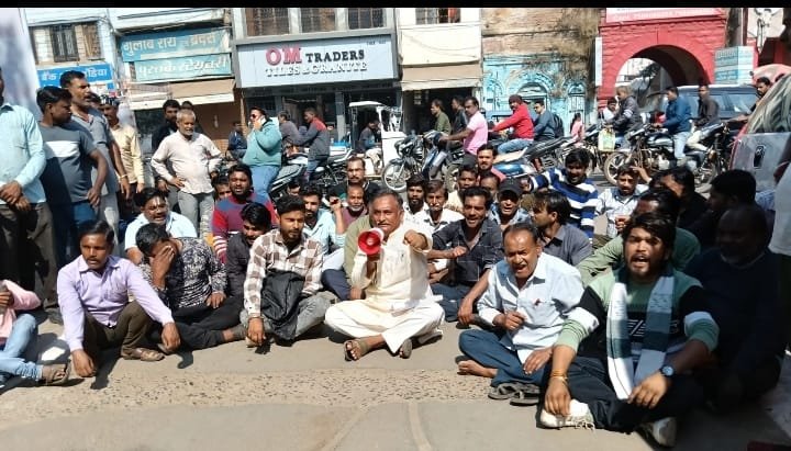 बस स्टेंड के फुटकर व्यापारियों ने किया अतिक्रमण की कार्रवाई का विरोध, नगर निगम आयुक्त को ज्ञापन सौंपकर की व्यापार बंद न कराने की मांग 2 IMG 20250130 WA0013