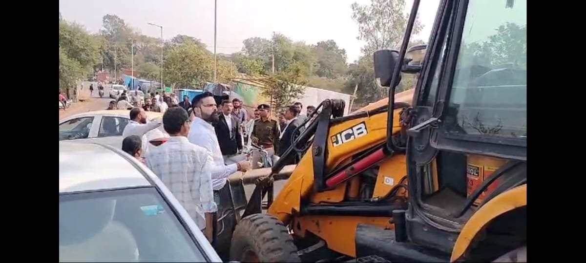जेसीबी पर पथराव, ड्राइवर घायल, अधिवक्ताओं ने किया विरोध, कटनी में रजिस्ट्री कार्यालय में अतिक्रमण हटाने पर विवाद 14 IMG 20250205 WA0059