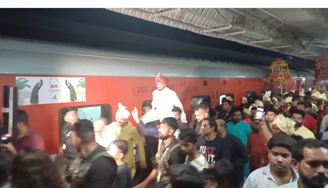 गाजे बाजे और सतरंगी आतिशबाजी के साथ धूमधाम से निकली पूर्व मंत्री एवं विजयराघवगढ विधायक संजय सत्येन्द्र पाठक के चिरंजीव यश पाठक की ऐतिहासिक बारात फूलों से खूबसूरत सजी वातानुकूलित सायना एक्सप्रेस मुडवारा स्टेशन से जयपुर के लिये रवाना कटनी। विजयराघवगढ़ विधायक एवं पूर्व मंत्री श्री संजय सत्येन्द्र पाठक के चिरंजीव श्री यश पाठक कल जयपुर में अनुकृति के साथ परिणय सूत्र में आबद्ध होगे। कटनी बारडोली के इतिहास में यश पाठक की ऐतिहासिक बारात मुडवारा रेलवे स्टेशन से जयपुर के लिये रवाना हुई। पाठक परिवार एवं मेहमान बारातियों के लिये स्पेशल वातानुकूलित सायना एक्सप्रेस को फूलों से खूबसूरत सजाया गया था।ट्रेन एवं प्लेटफार्म को लाल रंग के कारपेट से सजाया गया था। करीब एक घंटे तक जोरदार आतिशबाजी से जमी से आसमान तक सतरंगी रंगों में तब्दील हो गया। दूल्हे के पिता श्री संजय सत्येन्द्र पाठक सिर पर लाल रंग की पगडी सुनहरे कुर्ते धोती में अपार खुशी का अभिवादन करते थिरक रहे थे। कंधों पर सवार दूल्हे राजा यश पाठक सफेद रंग की शेरवानी में नजर आये। वही सायना चेयरपर्सन श्रीमति निधि पाठक ने रेलवे स्टेशन में बैंडबाजों की धुन पर जमकर डांस करते हुये विवाह की खुशियों का इजहार किया। भारी निजी सुरक्षा गार्डों की तैनाती के बीच रेलवे स्टेशन में बारात देखने फोटोग्राफी करने यात्रीगण भी आतुर नजर आये। दुर्लभ संयोग यह भी रहा कि आज के ही दिन श्री संजय सत्येन्द्र पाठक एवं सायना की चेयरपर्सन श्रीमती निधि पाठक की वैवाहिक वर्षगांठ भी है। 22 Screenshot 20250221 224124 Gallery