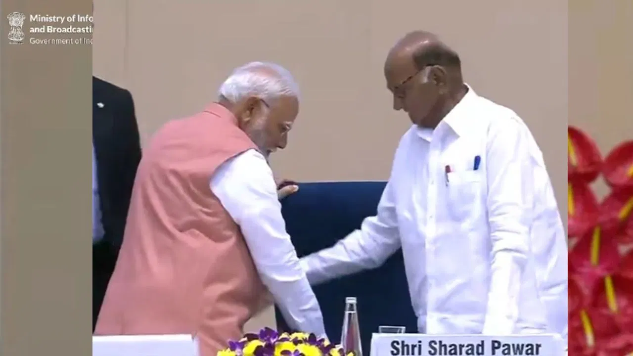 कुर्सी पर बैठाया, बोतल से भरा पानी… पीएम मोदी ने शरद पवार की मदद के लिए बढ़ाया हाथ
