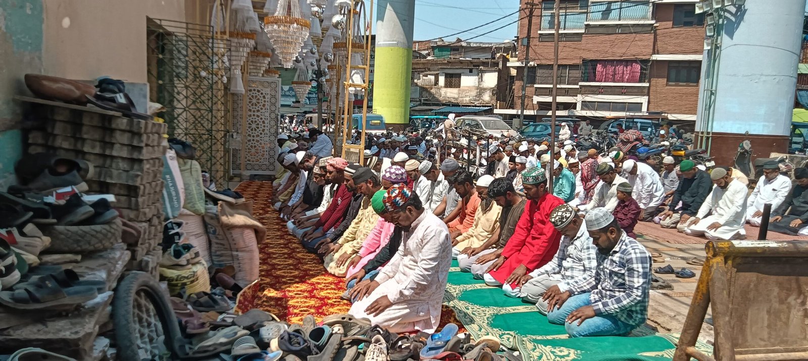 मस्जिदों में अदा हुई जुमा तुल विदा की नमाज, मुस्लिम धर्मावलंबियों ने शुरू की ईद की तैयारी 1 IMG 20250328 WA0027 scaled