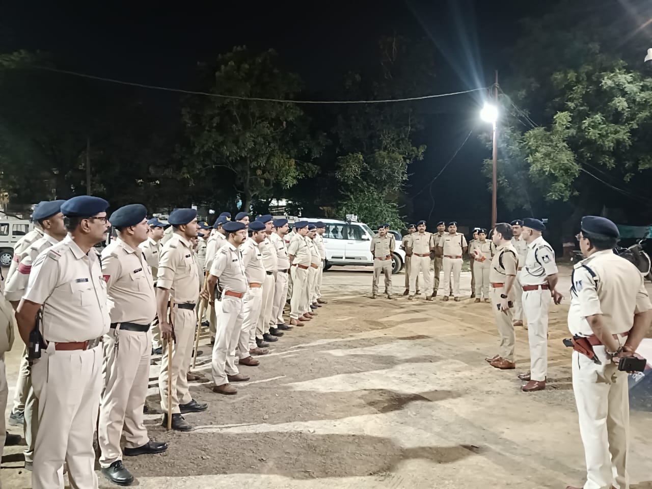 कटनी पुलिस ने कॉम्बिंग गस्त अभियान चलाकर 129 वारंटियों को गिरफ्तार किया, 148 गुंडे, बदमाश और आदतन अपराधियों समेत संपत्ति संबंधी अपराधियों की भी चैकिंग की 22 IMG 20250420 WA0005