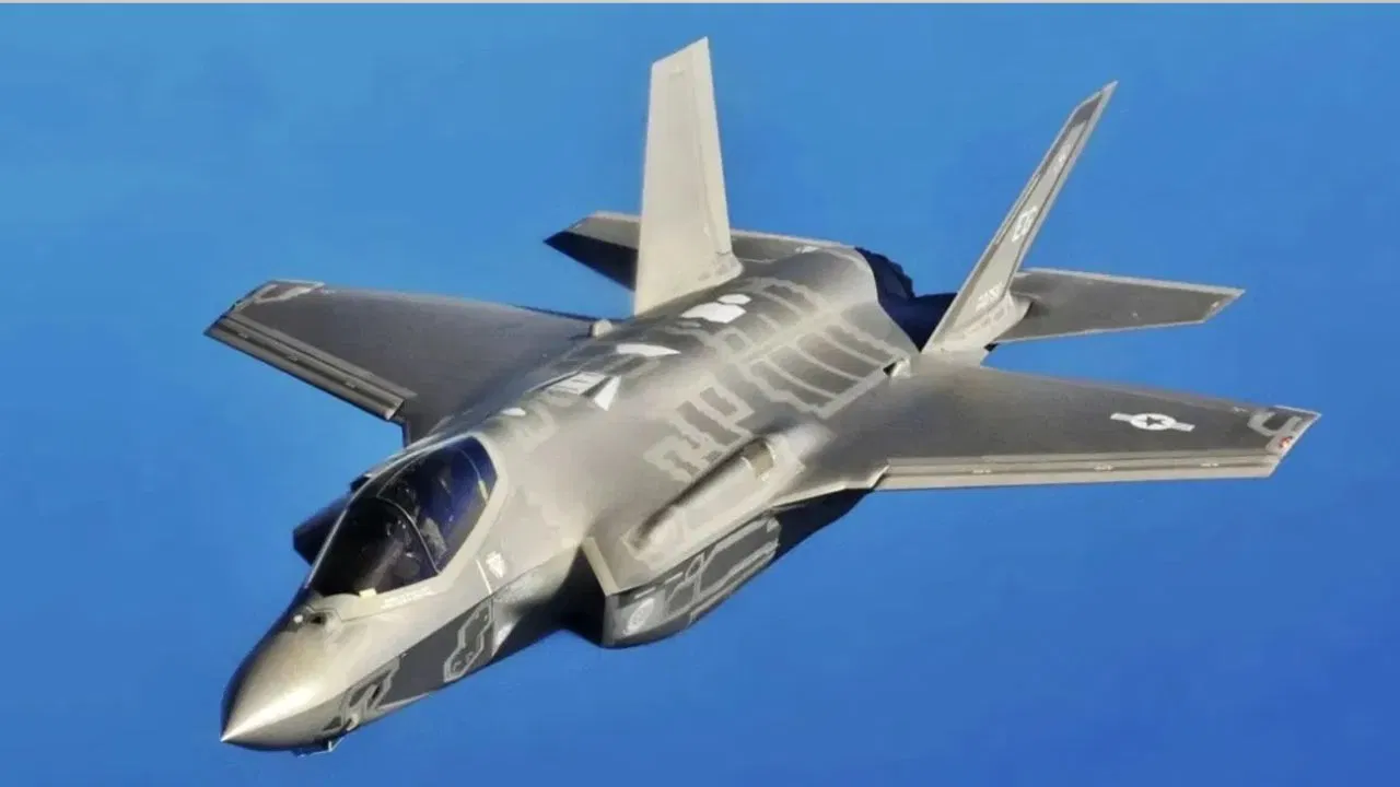 AMCA vs World: भारत का 5th Gen फाइटर कब बनेगा ग्लोबल चैलेंजर?। भारत के स्वदेशी स्टेल्थ फाइटर एयरक्राफ्ट AMCA के प्रोडक्शन को लेकर रक्षा मंत्रालय ने बड़ी पहल शुरू कर दी है. सूत्रों से मिली जानकारी के अनुसार रक्षा सचिव राजेश कुमार सिंह की अध्यक्षता में एक उच्च स्तरीय समिति AMCA के निर्माण को लेकर रणनीति तैयार करने में जुटी है. इस समिति को अप्रैल 2025 के अंत तक अपनी रिपोर्ट सौंपना है। AMCA vs World: भारत का 5th Gen फाइटर कब बनेगा ग्लोबल चैलेंजर? यह योजना एएमसीए जैसे 5.5 जेनरेशन स्टेल्थ फाइटर जेट की लागत और लॉजिस्टिक से जुड़ी चुनौतियों को दूर करने में मदद करेगी. इस लड़ाकू विमान को एयरोनॉटिकल डेवलपमेंट एजेंसी (ADA) और DRDO मिलकर बना रहे हैं. इसमें स्टेल्थ तकनीक, सुपर क्रूज़ (बिना आफ्टरबर्नर के सुपरसोनिक उड़ान) और अत्याधुनिक इलेक्ट्रॉनिक सिस्टम जैसी खूबियां होंगी. इसका मकसद भारतीय वायुसेना के भविष्य की सुरक्षा चुनौतियों के लिए तैयार करना है. सरकारी कंपनी हिंदुस्तान एयरोनॉटिक्स लिमिटेड (HAL) के साथ निजी कंपनियां भी साझेदार होंगी सूत्रों के अनुसार, समिति एक ऐसे मॉडल पर विचार कर रही है, जिसमें सार्वजनिक-निजी कंपनियों की भागीदारी हो. एक स्पेशल पर्पज़ यूनिट बनाई जाएगी. इसमें सरकारी कंपनी हिंदुस्तान एयरोनॉटिक्स लिमिटेड (HAL) के साथ निजी कंपनियां भी साझेदार होंगी. इससे उत्पादन क्षमता बढ़ेगी, लागत घटेगी और एयरोस्पेस सेक्टर में देश के भीतर एक मजबूत इकोसिस्टम तैयार हो सकेगा. शुरुआती 100 विमानों के बजाय अधिक संख्या में ऑर्डर समिति यह भी सुझाव दे सकती है कि शुरुआती 100 विमानों के बजाय अधिक संख्या में ऑर्डर दिए जाएं. बड़ी संख्या में निर्माण से प्रति विमान लागत घटेगी और भविष्य में निर्यात की संभावनाएं भी खुलेंगी.घरेलू सप्लाई चेन को मजबूत करने की तैयारी आत्मनिर्भर भारत अभियान के तहत समिति देश के छोटे और मध्यम उद्योगों को AMCA के पुर्जों की आपूर्ति में जोड़ने की योजना बना रही है. इससे विदेशी निर्भरता घटेगी और देश में हाई-टेक मैन्युफैक्चरिंग को बढ़ावा मिलेगा. जहां एक ओर पूरी तरह से स्वदेशी विकास पर जोर है, वहीं कुछ खास तकनीकों जैसे अत्याधुनिक इंजन और सेंसर के लिए विदेशी कंपनियों से रणनीतिक साझेदारी की संभावना को भी खुला रखा गया है. इससे टेक्नोलॉजी तेजी से मिल सकेगी और आत्मनिर्भरता का लक्ष्य भी बना रहेगा. वायु सेना को 2030 में AMCA के पहले यूनिट मिलने लगे डिफेंस सूत्रों से मिली जानकारी के मुताबिक समिति में वायुसेना के उप प्रमुख एयर मार्शल एस.पी. धारकर, रक्षा उत्पादन सचिव संजीव कुमार, और एडीए-डीआरडीओ के अधिकारी शामिल हैं. यह विशेषज्ञ टीम उत्पादन, तकनीक और संचालन की जरूरतों को ध्यान में रखते हुए ऐसा मॉडल बना रही है, जिससे वायु सेना को 2030 में AMCA के पहले यूनिट मिलने लगे. सरकार AMCA प्रॉजेक्ट को लेकर बेहद गंभीर है और इसे वायुसेना की ताकत बढ़ाने वाला गेम-चेंजर मान रही है.  भारत का अगला फाइटर जेट AMCA अब सिर्फ कागज पर नहीं, बल्कि असल प्लानिंग के दौर में इस बात में कोई शक नहीं कि भारत का अगला फाइटर जेट AMCA अब सिर्फ कागज पर नहीं, बल्कि असल प्लानिंग के दौर में है. सरकार ने इसे जल्दी से जल्दी तैयार करने के लिए कमेटी भी बना दी है. सवाल ये है कि जब दुनिया में पहले से Su-57 (रूस) और F-35 (अमेरिका) जैसे स्टेल्थ फाइटर हैं, तो AMCA किस लाइन में खड़ा होता है? #F-35 रडार पर दिखना मुश्किल है. अमेरिका ने इसमें बेहद एडवांस स्टेल्थ टेक्नोलॉजी लगाई है. वहीं Su-57 स्टेल्थ है, रूस ने ज़्यादा ध्यान इसकी फुर्ती और ताकत पर दिया है. वहीं अब AMCA भारत इसे पूरी तरह स्टेल्थ बनाने की कोशिश कर रहा है. इसमें अंदर छुपे हथियार, कम रडार सिग्नेचर और चुपचाप हमला करने में सक्षम होंगे। #F-35 सिंगल इंजन वाला तेज़ एयरक्राफ्ट #F-35 सिंगल इंजन वाला तेज़ एयरक्राफ्ट है लेकिन सुपर क्रूज़ (बिना आफ्टरबर्नर लगातार तेज़ उड़ान) नहीं कर सकता है. वहीं Su-57 ट्विन इंजन, सुपर क्रूज़ एयरक्राफ्ट है ये तेज़, ताकतवर और लंबी दूरी तक टिकाने वाला लड़ाकू जेट है. अब इन्हें टक्कर देने के लिए AMCA को पहले फेज़ में सिंगल इंजन, बाद में भारत सुपर क्रूज़ वाला इंजन भी जोड़ने की तैयारी में है. भारत इसमें AESA रडार और एडवांस सेंसर लगाने की प्लानिंग कर रहा है मतलब स्मार्ट फाइटर बनाने की पूरी कोशिश. कुल मिलाकर कह सकते हैं कि अभी F-35 सबसे आगे, तो Su-57 सबसे ताकतवर लड़ाकू जेट्स हैं, लेकिन भारत का AMCA चुपचाप वार करने वाला तेज और चालाक फाइटर बनने की राह पर है. अगर प्रोडक्शन सही समय पर शुरू हो गया, तो AMCA भारत की वायुसेना को वो बढ़त देगा जो आज तक सिर्फ सुपर पावर देशों के पास थी।