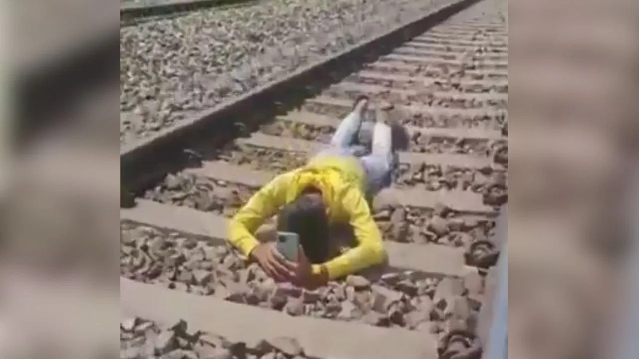 रील के चक्कर में पटरी पर लेटा, ऊपर से गुजर गई ट्रेन; Video वायरल होते ही जाना पड़ा जेल