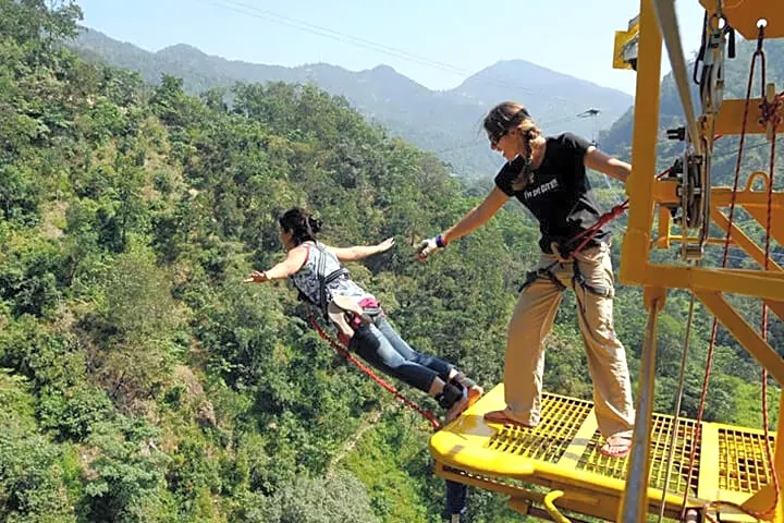 रोमांच भरी ट्रिप चाहिए तो बंजी जंपिंग के लिए भारत की ये 5 जगह हैं बेस्ट