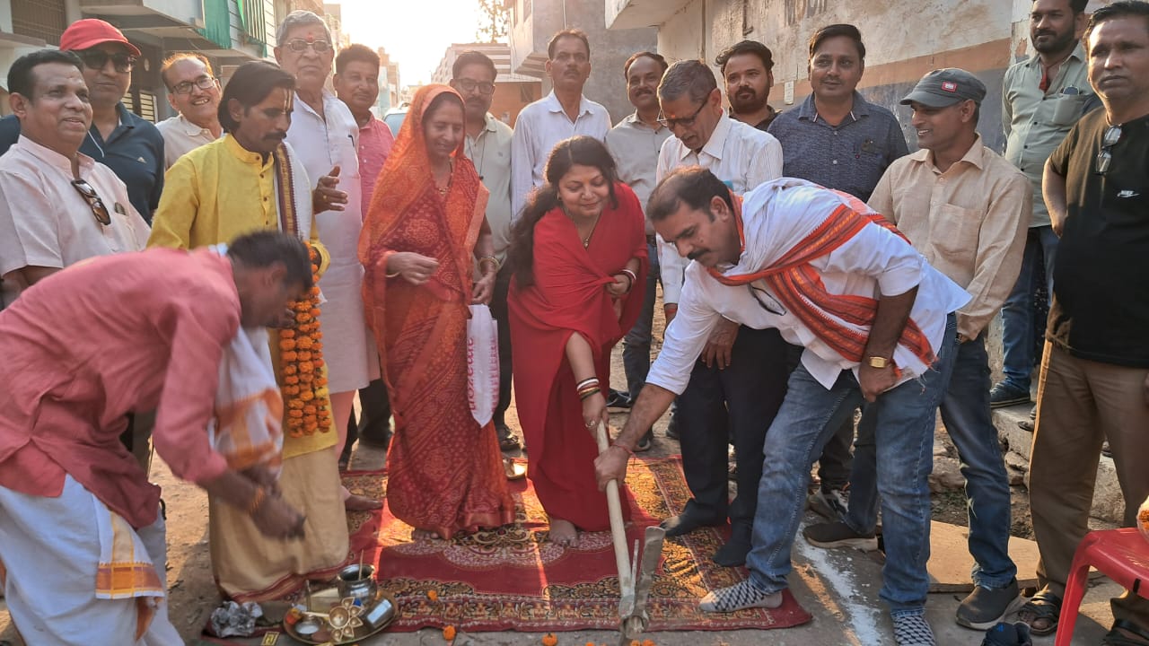 इंदिरा गांधी वार्ड में 60 लाख की लागत से होगा नाले का निर्माण, क्षेत्र में सुदृढ़ होगी जल निकासी की व्यवस्था, महापौर, विधायक व निगमाध्यक्ष की मौजूदगी में हुआ भूमिपूजन 22 IMG 20250504 WA0024