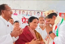कांग्रेस नेता को पहनाई गई BJP की टोपी, मंच पर मचा हड़कंप – तस्वीरें हुईं वायरल