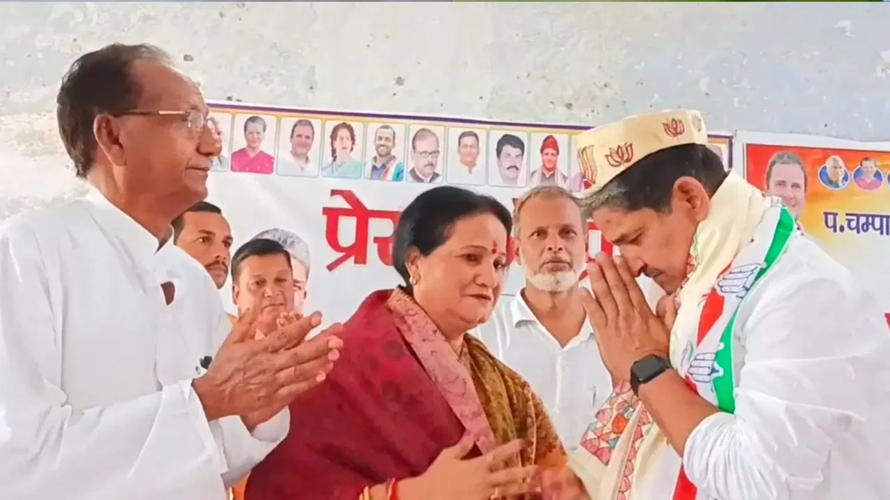 कांग्रेस नेता को पहनाई गई BJP की टोपी, मंच पर मचा हड़कंप – तस्वीरें हुईं वायरल