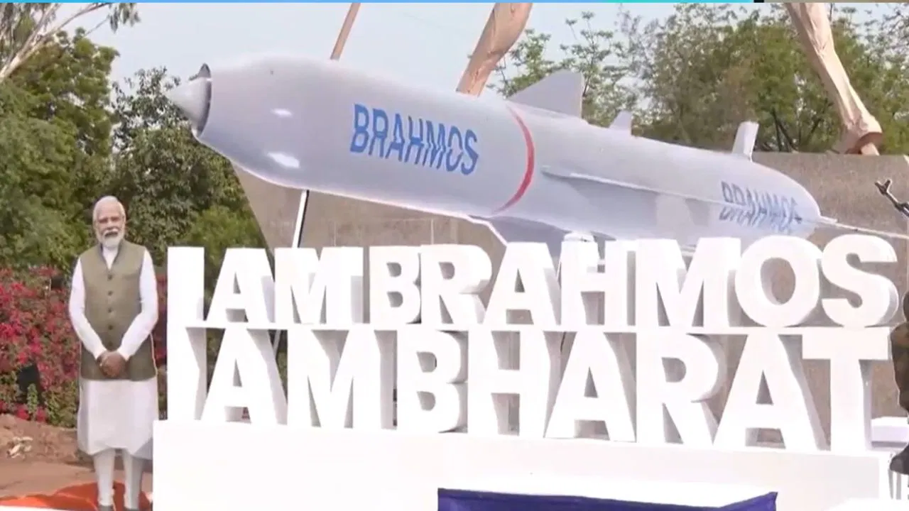 गुजरात में पीएम मोदी का शक्ति प्रदर्शन: रोड शो में 'ऑपरेशन सिंदूर' की झलक, ब्रह्मोस और वीरता का जश्न