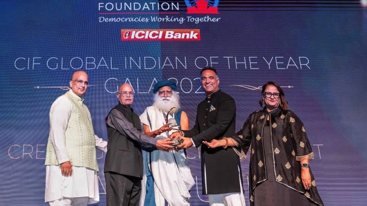 सद्गुरु को 'ग्लोबल इंडियन ऑफ द ईयर' अवॉर्ड से नवाजा गया, कनाडा इंडिया फाउंडेशन ने किया सम्मानित