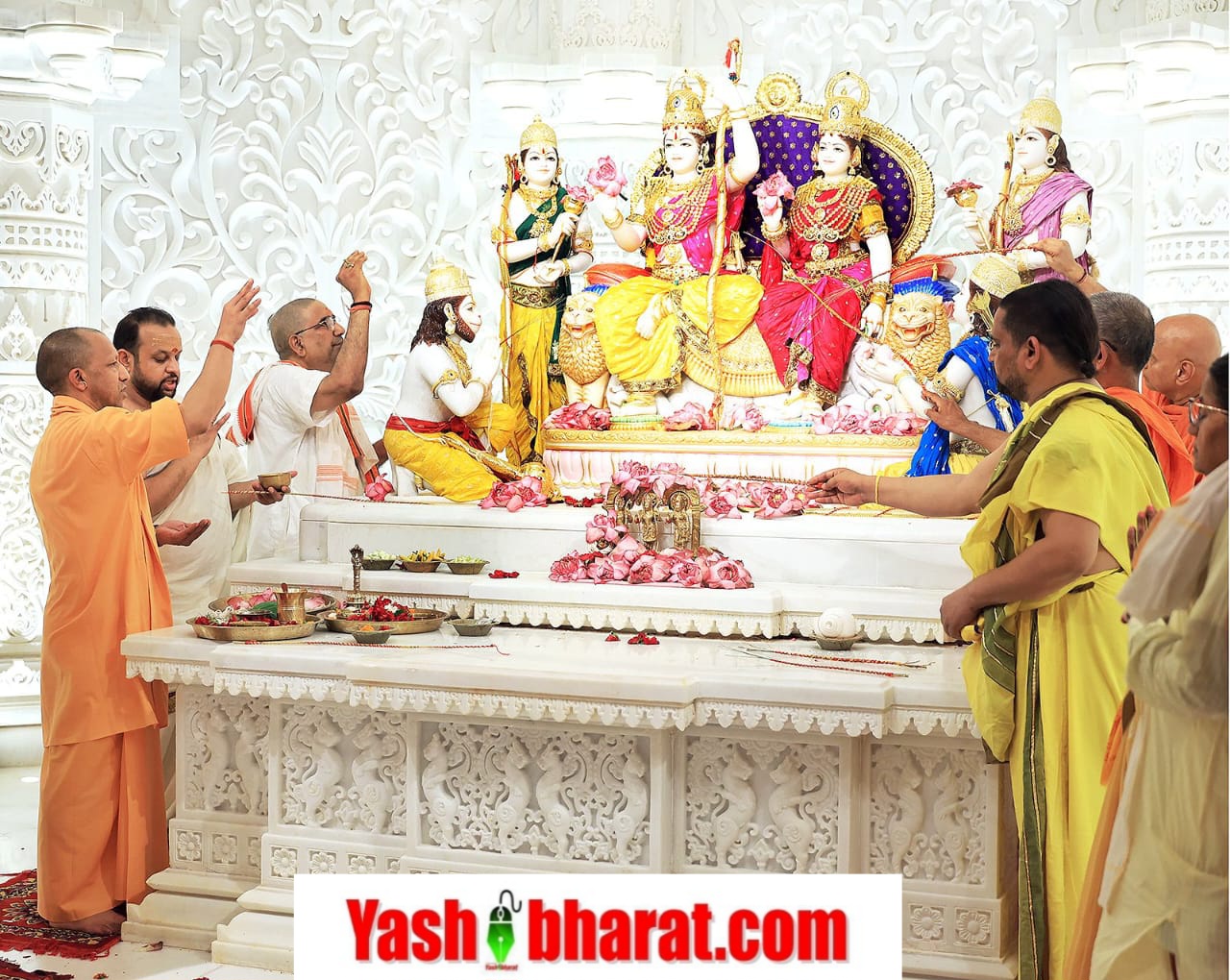 अयोध्या में ऐतिहासिक क्षण: रामलला माँ सीता संग सिंहासन पर विराजमान, सीएम योगी ने उतारी आरती