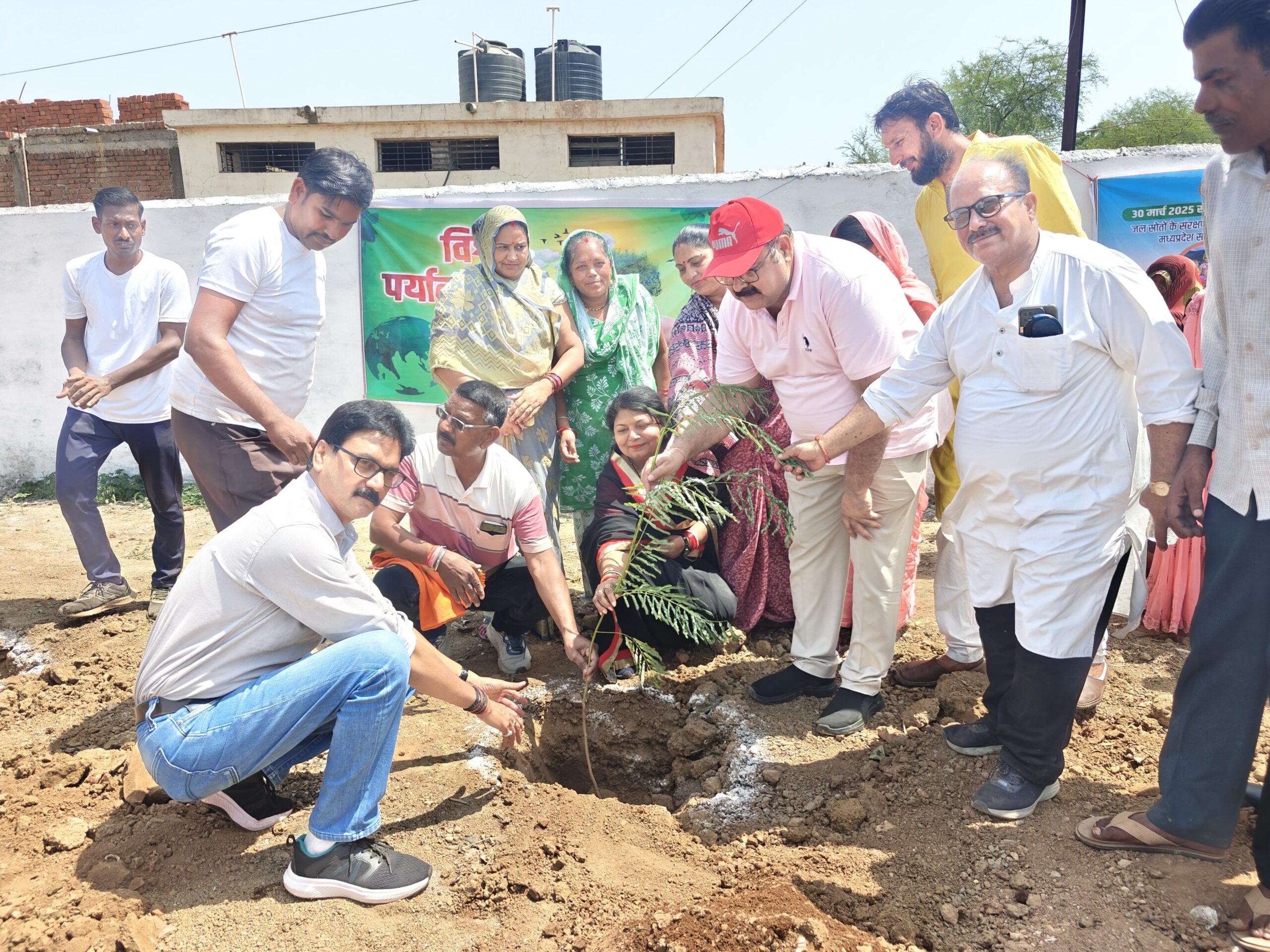 महापौर प्रीति सूरी ने अमीरगंज पार्क में आयोजित पौधारोपण कार्यक्रम में पौधारोपण कर दिया पर्यावरण संरक्षण का संदेश 22 IMG 20250607 WA0034 scaled