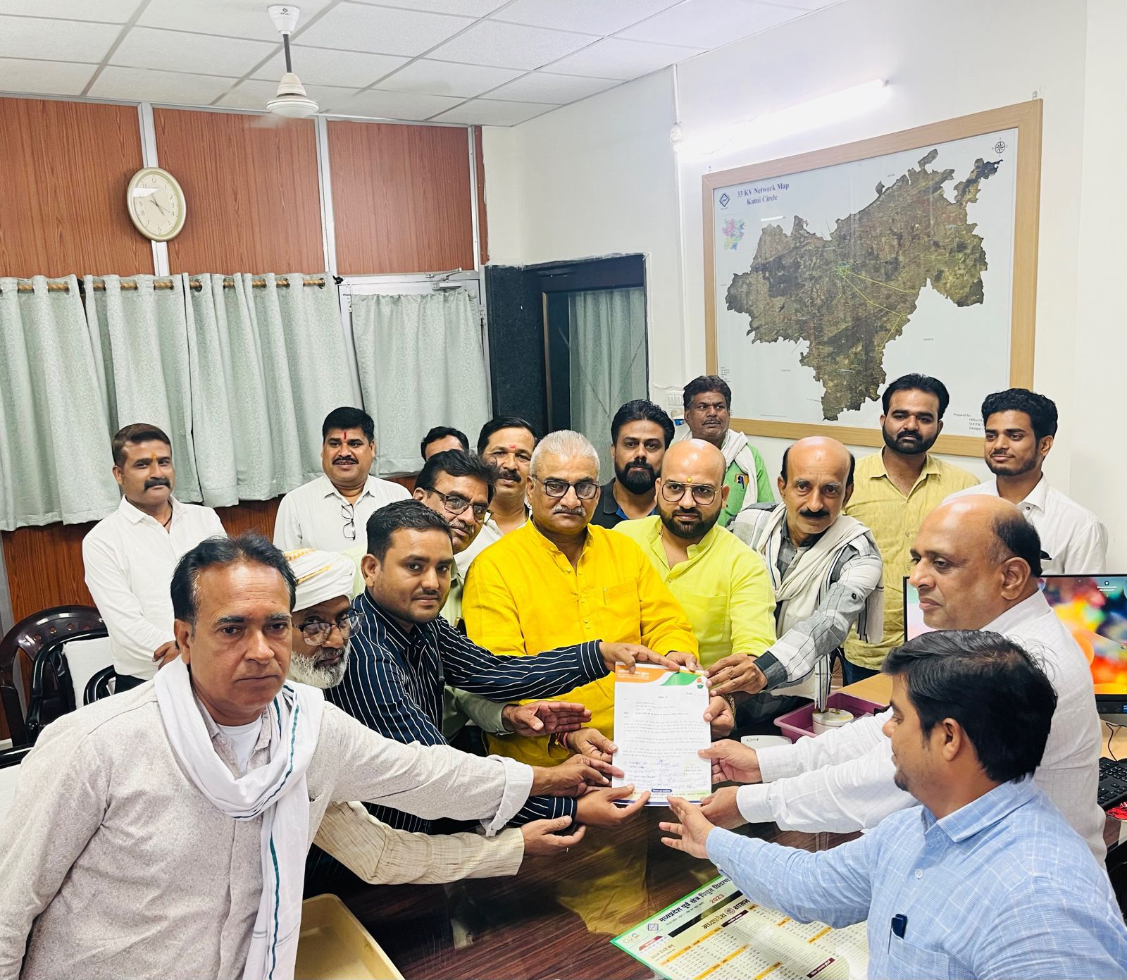 बिजली कटौती और लो वोल्टेज की समस्या से निजात दिलाने कांग्रेस पार्षद दल ने सौंपा ज्ञापन, बिजली व्यवस्था में सुधार हेतु 5 लाख रुपए तक जन सहयोग प्रदान करने का दिया आश्वासन 22 IMG 20250616 WA0066