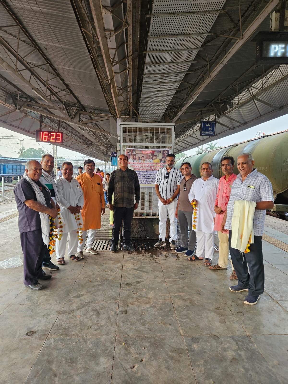 जय शिव संस्था माधव नगर के सदस्य असहाय परिवार के लोगों का पिंडदान हेतु बद्रीनाथ एवं ब्राह्मण स्वामी जी रवाना 22 IMG 20250616 WA0093