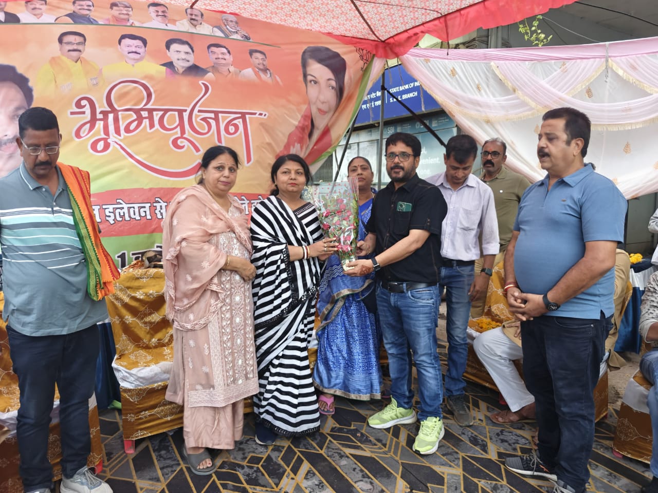 सुगम जल निकासी हेतु बाबा नारायण शाह वार्ड में 1.19 करोड़ रुपए की लागत होगा बड़े नाले का निर्माण ,महापौर श्रीमती सूरी ने स्थानीय पार्षद एवं गणमान्य नागरिकों की मौजूदगी में भूमिपूजन कर दी विकास कार्य की सौगात 22 IMG 20250617 WA0063