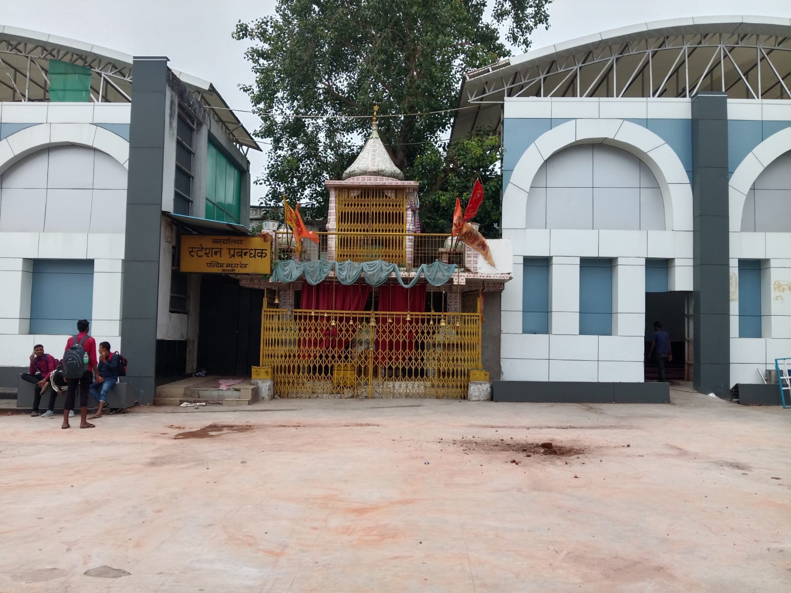 अंततः हटाई गई मंदिर की सामने की दीवार हिन्दू संगठनों में हर्ष 22 IMG 20250621 WA0000