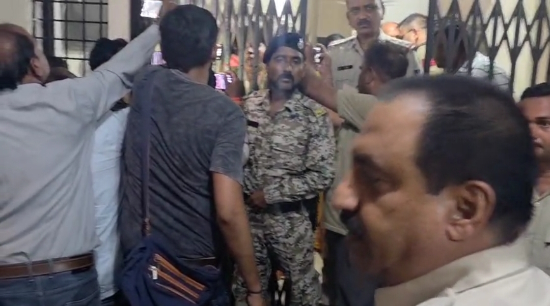 पुलिस के अधिकारियों से जुड़ा मामला कव्हरेज करने गए पत्रकारों को रोका, कटनी में देर रात तक गहमा गहमी 22 Screenshot 20250601 005402 WhatsApp