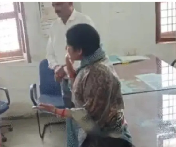 पूर्व विधायक की पत्नी ने तहसील कार्यालय परिसर में किया आत्मदाह का प्रयास, जमीन के मामले को लेकर तहसील कार्यालय के चक्कर लगा-लगा कर थी परेशान, कटनी जिले की बड़वारा तहसील का मामला 22 Screenshot 20250605 175855 Samsung Internet