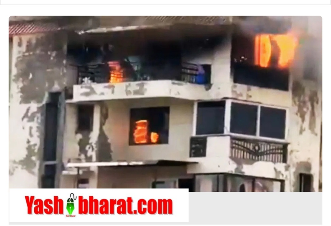 दिल्ली के द्वारका में दिल दहला देने वाली घटना: आग से जान बचाने के लिए छलांग लगाई, पिता समेत 3 की मौत दिल्ली के द्वारका में दिल दहला देने वाली घटना: आग से जान बचाने के लिए छलांग लगाई, पिता समेत 3 की मौत