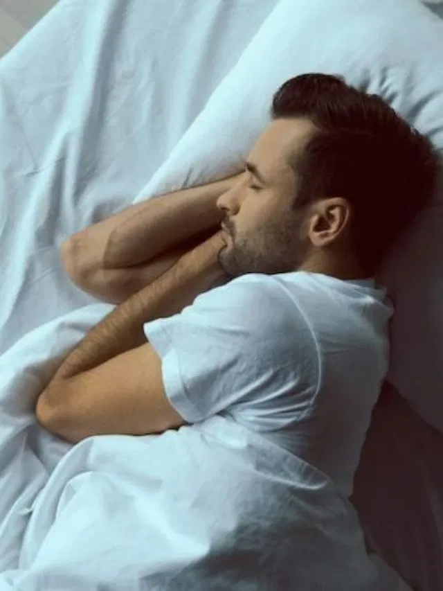 सिर उत्तर की ओर क्यों न करें? जानिए आयुर्वेद, वास्तु और धर्म का नजरिया