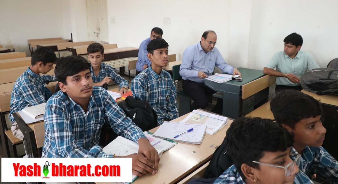 छात्रावास का निरीक्षण संभागायुक्‍त श्री सिंह ने सांदीपनी विद्यालय परिसर में स्थित कस्‍तूरबा आवासीय बालिका छात्रावास में अधिक से अधिक नामांकन कराने के निर्देश दिए। संभागायुक्‍त श्री सिंह व कलेक्‍टर श्री यादव ने एक पेड़ मां के नाम अभियान के तहत स्‍कूल व छात्रावास परिसर में पौधारोपण भी किया। औद्योगिक निवेश प्रोत्साहन और रोजगार सृजन की समीक्षा संभागायुक्‍त श्री सिंह ने औद्योगिक इकाईयों और संगठनों के पदाधिकारियों और संचालकों से संवाद कर निवेश प्रोत्साहन और सूक्ष्म लघु उद्योग संवर्धन के संबंध में समीक्षा की। विभागों को उद्योग एवं निवेश प्रोत्साहन हेतु तत्परता पूर्वक कार्य करने के निर्देश दिए। उन्‍होंने उद्योग से रोजगार सृजन के अवसर विशेषकर सूक्ष्‍म, लघु एवं मध्‍यम औद्योगिक इकाईयों के लिए महाप्रबंधक जिला उद्योग केंद्र को निर्देशित किया। अधीक्षण यंत्री एमपीईबी को औद्योगिक इकाईयों की विद्युत संबंधी शिकायतों का निराकरण यथा शीघ्र करने के निर्देश दिए। विभागीय अधिकारियों द्वारा विकसित औद्योगिक केंद्रों में उद्योगों हेतु भूमि आवंटन और रीजनल कॉन्क्लेव की अनुवर्ती कार्यवाही से अवगत कराया गया। स्‍लीमनाबाद स्‍वास्‍थ्‍य केन्‍द्र व आंगनबाड़ी भवन का निरीक्षण संभागायुक्‍त श्री सिंह ने स्‍लीमनाबाद में सामुदायिक स्‍वास्‍थ्‍य केन्‍द्र और आंगनबाड़ी केन्‍द्र क्रमांक 3 का निरीक्षण किया। स्‍वास्‍थ्‍य केन्‍द्र के निरीक्षण के दौरान उन्‍होंने गर्भवती माताओं के पंजीयन, टीकाकरण सहित अन्‍य जांचों के संबंध में संधारित अभिलेख का अवलोकन किया और निर्देशित किया कि जानकारी तत्‍काल पोर्टल में दर्ज की जाए एवं फॉलोअप किया जाए। स्‍वास्‍थ्‍य केन्‍द्र के निरीक्षण के दौरान ओपीडी और स्वास्थ्य सेवाओं को सुचारू उपलब्धता के लिए मुख्य चिकित्सा एवं स्वास्थ्य अधिकारी को निर्देशित किया । आंगनबाड़ी केन्‍द्र में उन्‍होंने आंगनबाड़ी कार्यकर्ता से बच्‍चों के पंजीयन और उपस्थिति की भी जानकारी ली।