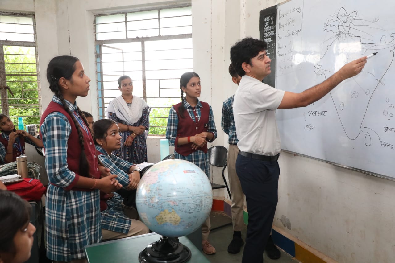 कलेक्टर बने गुरुजी: सांदीपनि स्कूल में 10वीं के छात्रों को पढ़ाया पाठ 22 कलेक्टर बने गुरुजी: सांदीपनि स्कूल में 10वीं के छात्रों को पढ़ाया पाठ