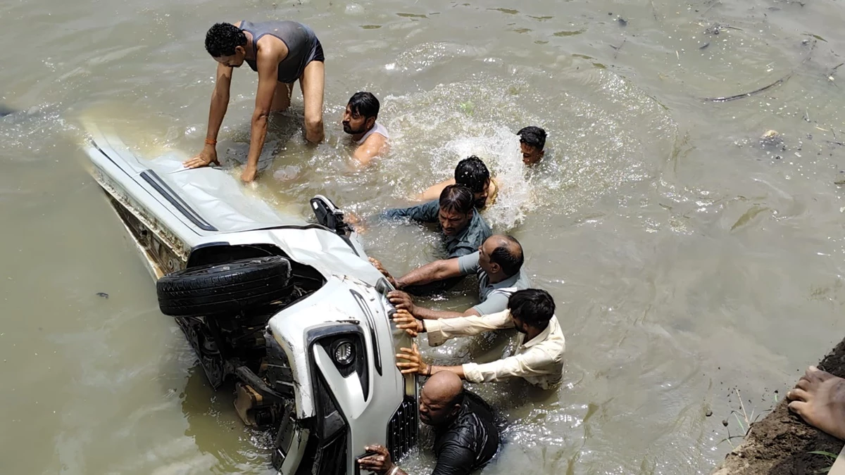 13 07 2025 car fall in river dewas 2025713 14131