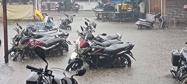 Havy Rain In Mp मध्य प्रदेश में फिर आफत की बारिश सिंगरौली में स्कूल बंद शहडोल डिंडौरी से सम्पर्क कटा 1 Flood in MP 4