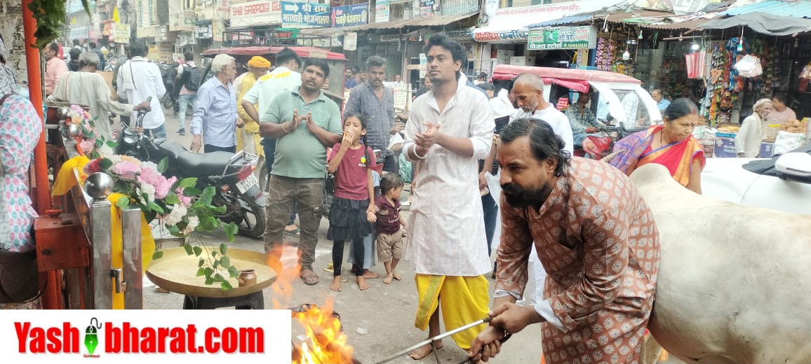 गुरुपूर्णिमा पर दक्षिणमुखी हनुमान मंदिर में महाआरती के साथ में प्रसाद वितरण
