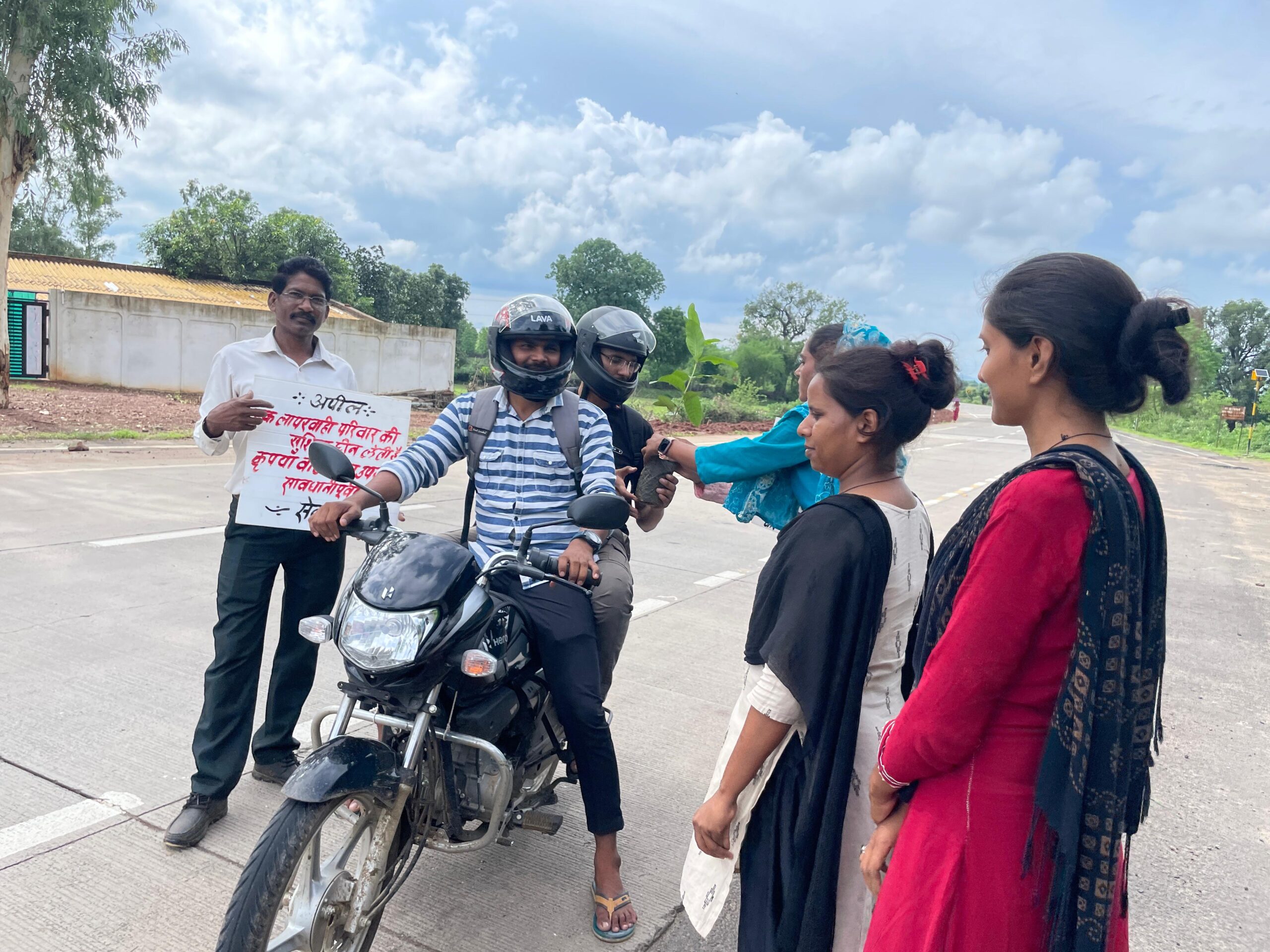 समाजसेवी संस्था का अनूठा अभियान, यातायात नियमों का पालन करने वालों को भेंट किए फलदार पौधे,पर्यावरण संरक्षण का भी संकल्प 42 IMG 20250713 WA0028 scaled