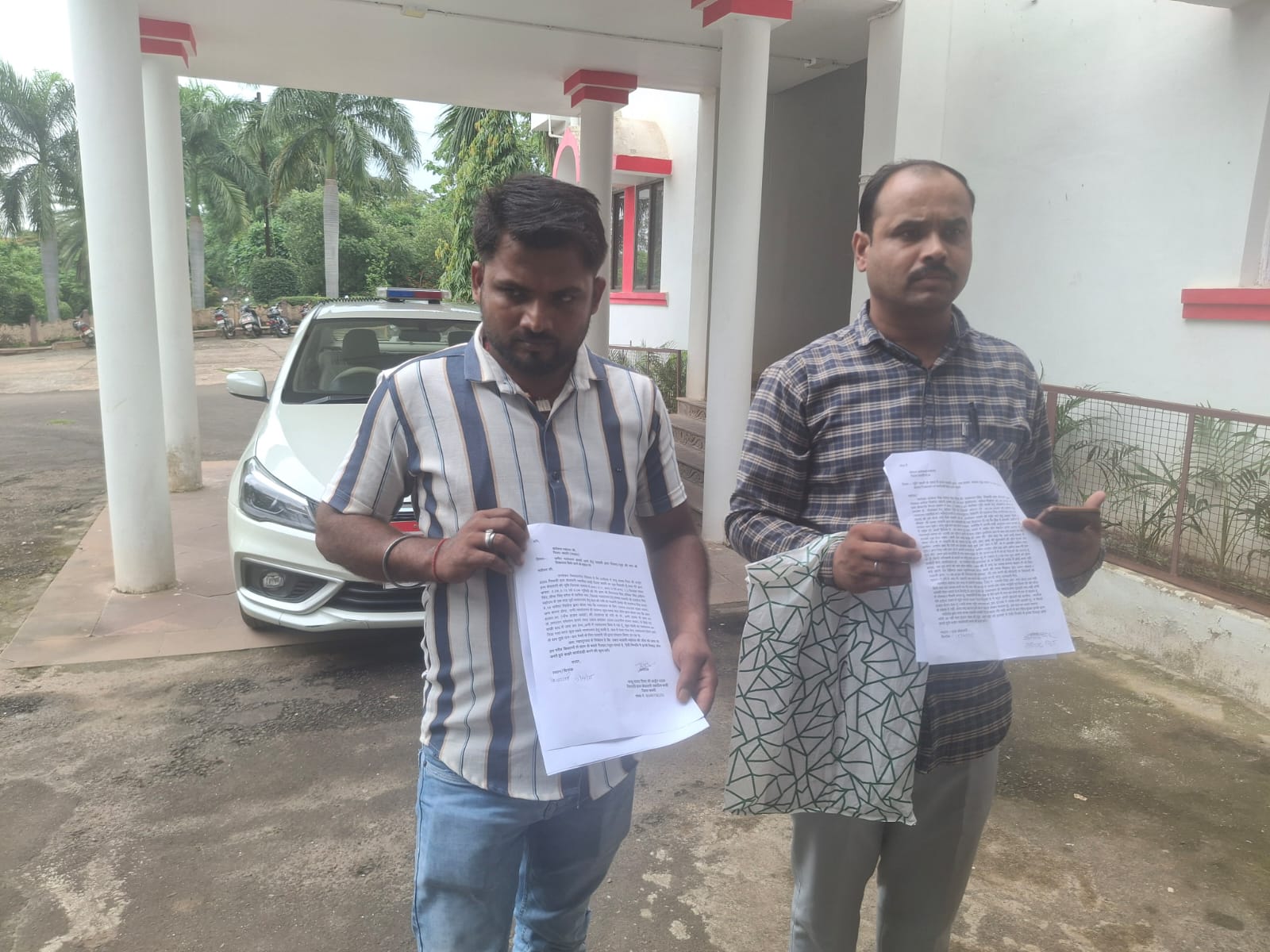 जमीन के सीमांकन और नामांतरण के काम के लिए पटवारी यादवेन्द्र सिंह ने मांगी रिश्वत, जनसुनवाई में कलेक्टर से शिकायत कर पीड़ितों ने की कार्रवाई की मांग 22 IMG 20250715 WA0020