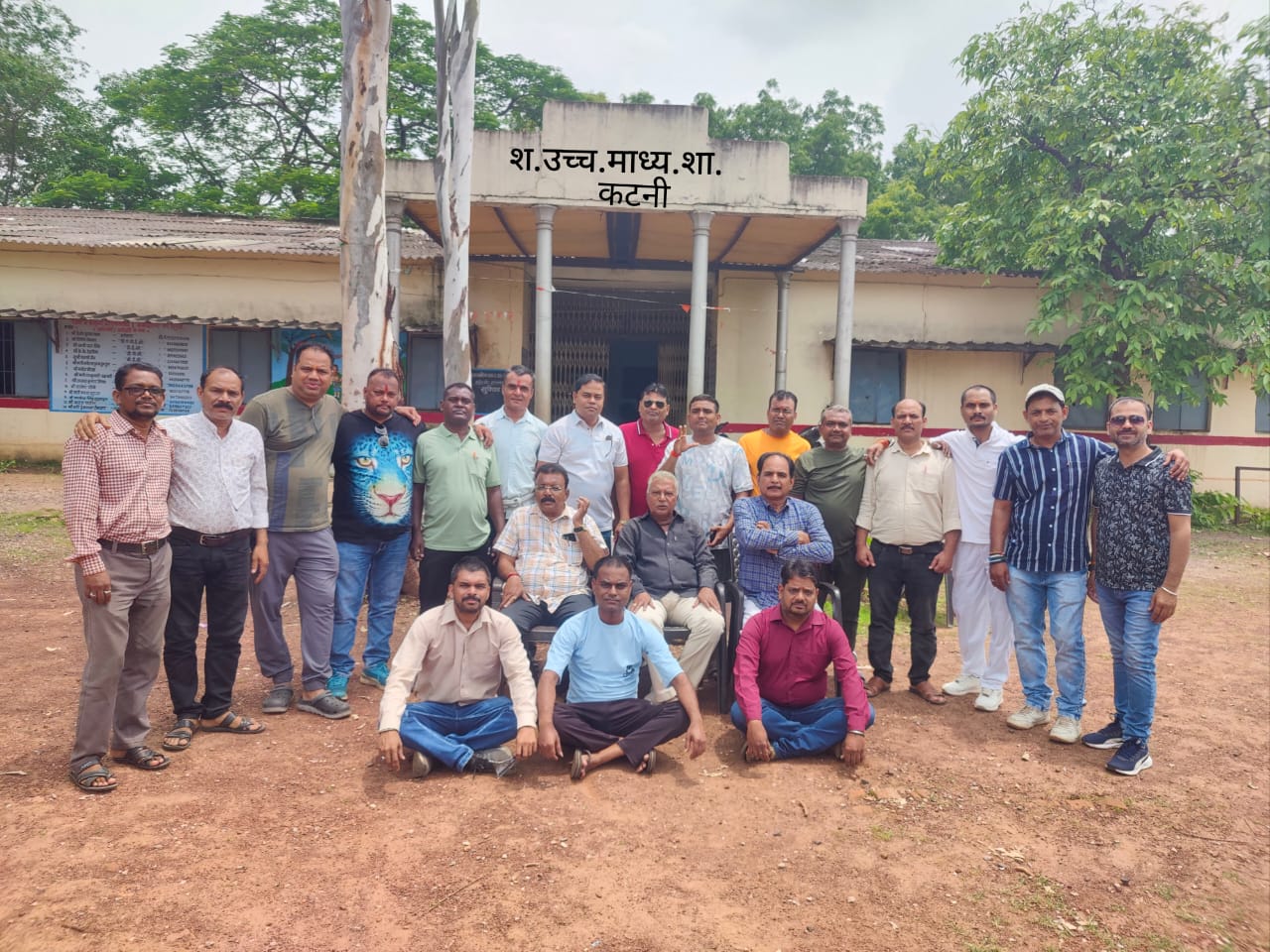 एन.के.जे.विद्यालय में आयोजित हुआ,शिक्षकों और भूतपूर्व छात्रों का अनूठा मिलन समारोहशिक्षकों की आत्मीयता से भूतपूर्व शिष्य हुए,भावविभोर 22 IMG 20250721 WA0006 1