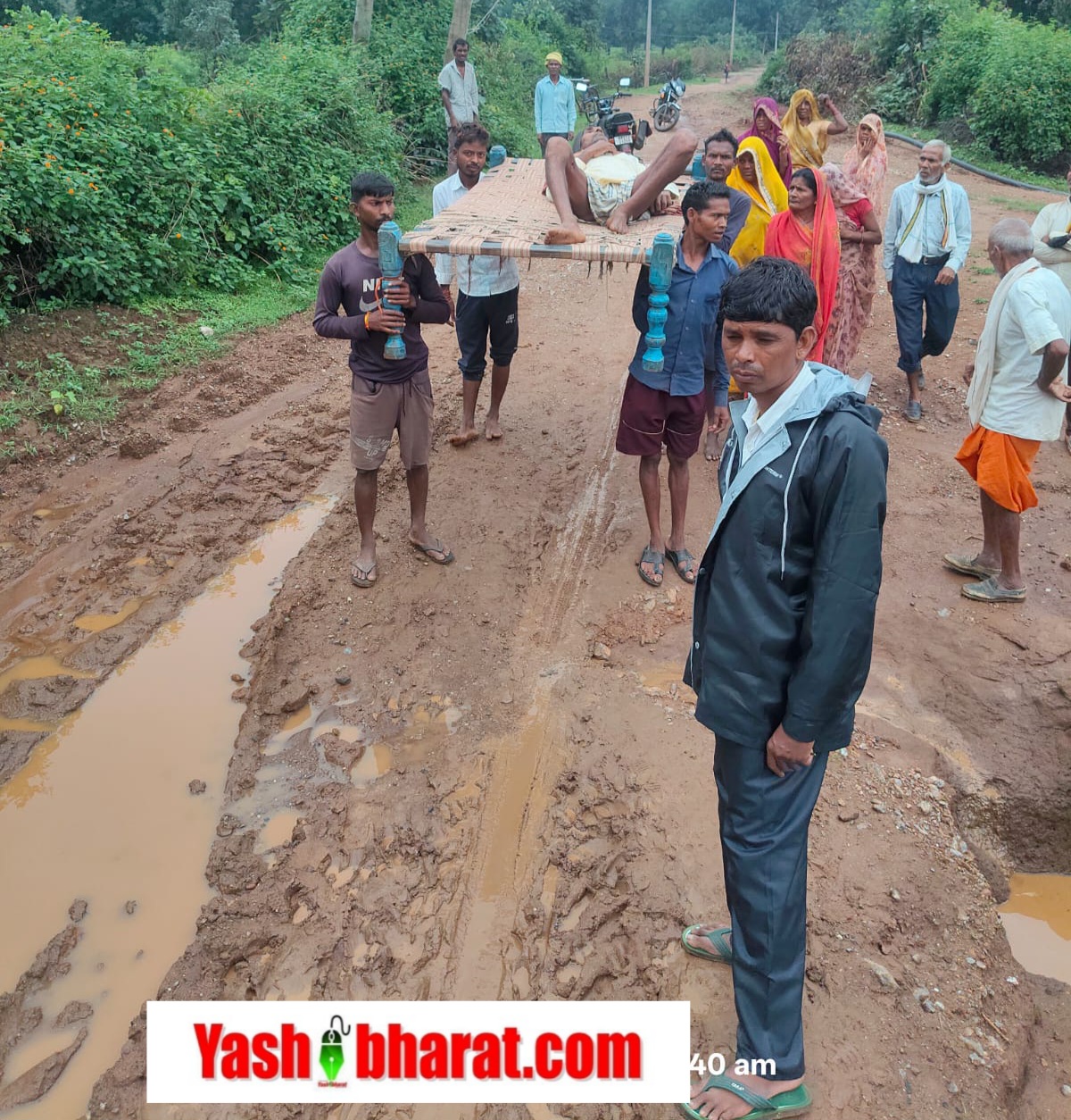 सड़कों की दुर्दशा ने उजागर किया असली विकास मॉडल: घायल ग्रामीण को खटिया पर लाद कर अस्पताल पहुंचाया