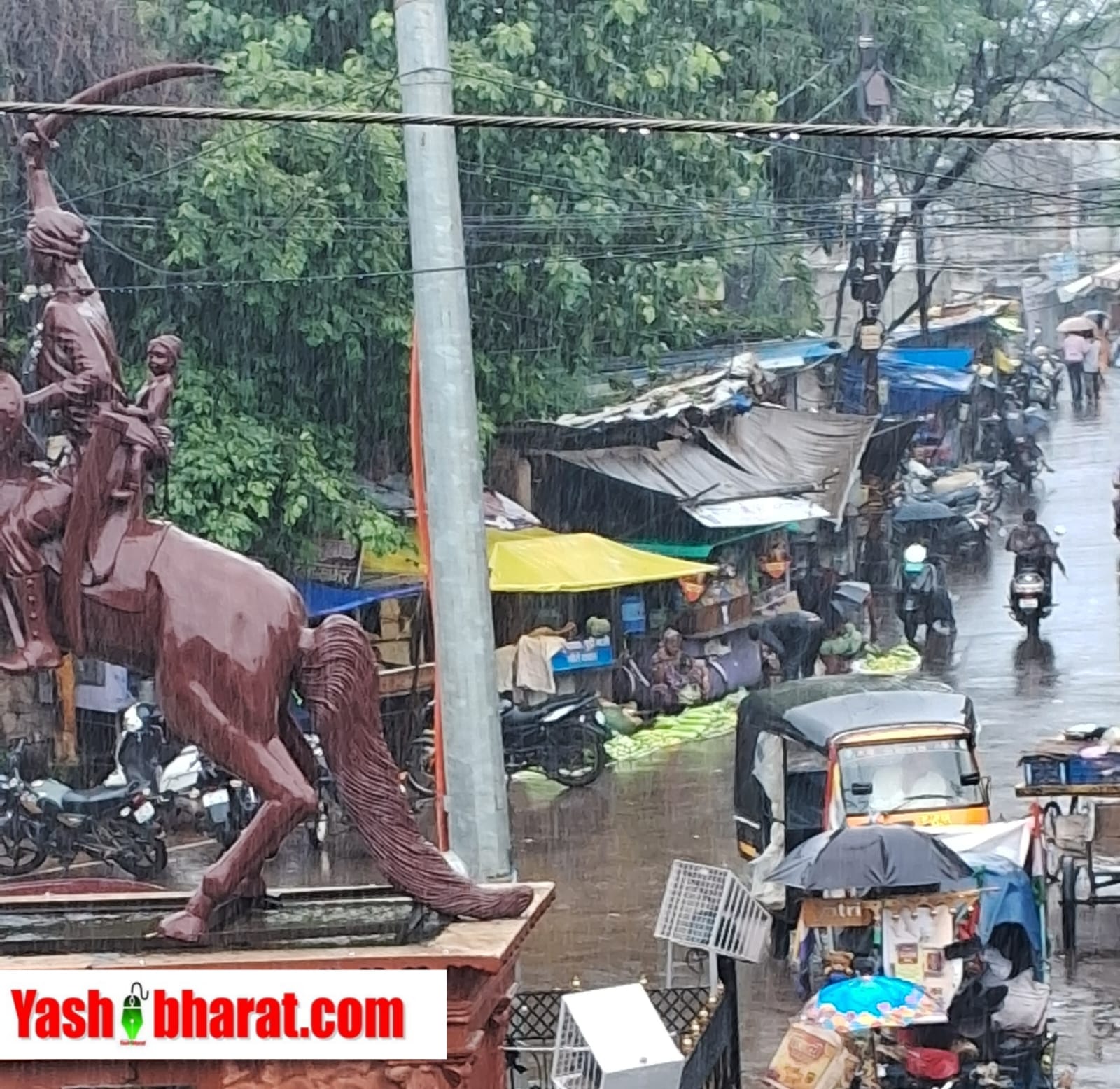 सावन की फुहार से तर बतर हुआ कटनी: बारिश में बसा स्वाद और रंगीन बाजार
