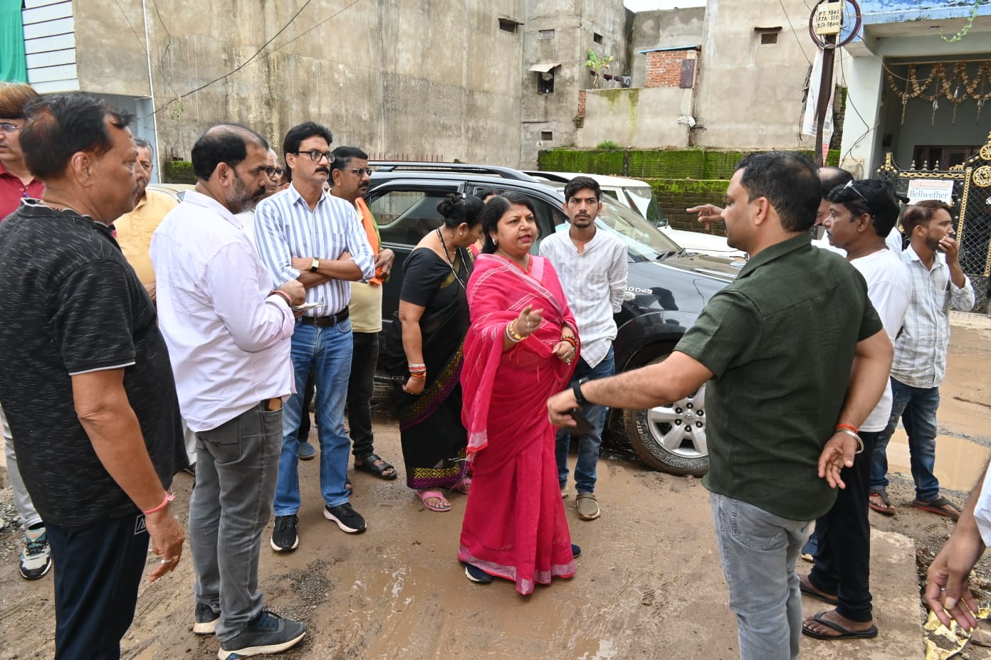 इंदिरा गांधी वार्ड के बालाजी नगर एवं शिवनगर में सड़क निर्माण कार्य का महापौर ने किया निरीक्षण,नागरिकों की समस्याओं का प्राथमिकता से करे निराकरण - महापौर 22 IMG 20250730 WA0095