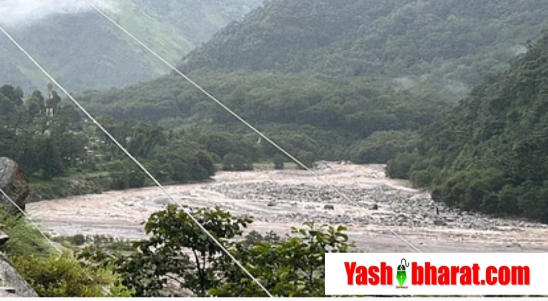 पिथोरागढ़ में मूसलाधार बारिश से मोटर‑ब्रिज और अस्थायी पुल बहे: 50+ परिवार कट ऑफ, सेना और ग्रामीणों की आवाजाही ठप