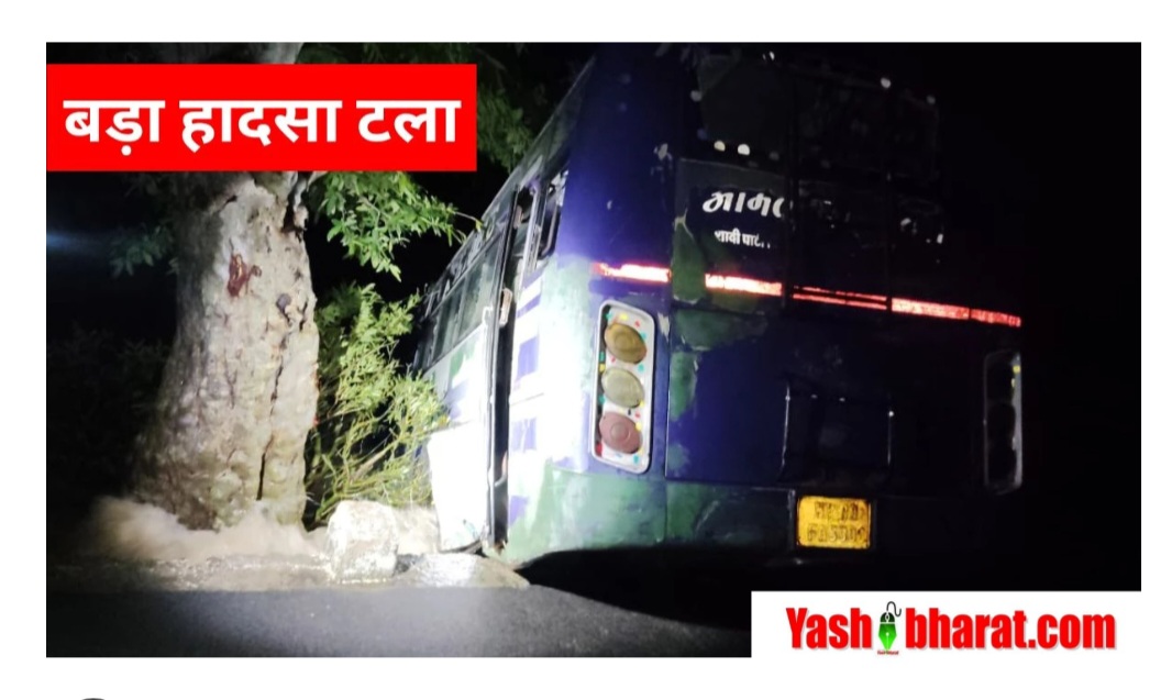 ड्राइवर की लापरवाही- बस उफनते नाले में उतारी, बाल-बाल बची जान, तस्वीरों में