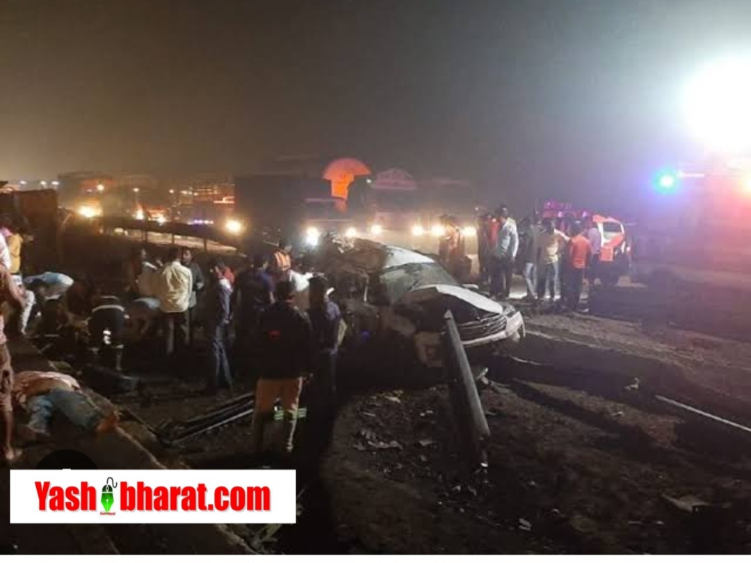 मुंबई‑पुणे एक्सप्रेसवे पर ट्रेलर की ब्रेक फेल, 20 वाहनों से भिड़ंत; 4 की मौत, दर्जनों घायल
