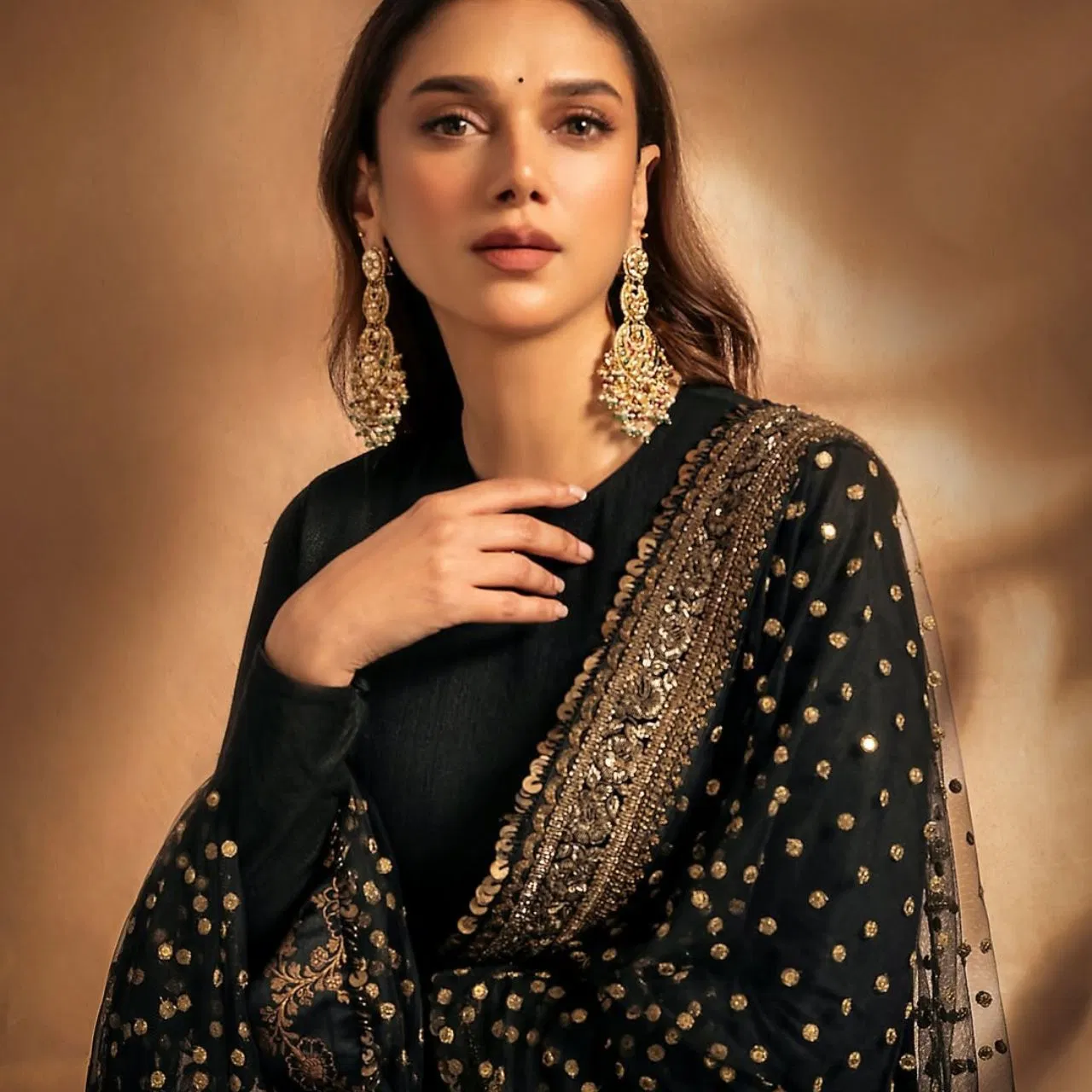 रक्षाबंधन पर अदिति राव हैदरी जैसे झुमकों से पाएं रॉयल लुक, हर कोई पूछेगा स्टाइल का राज