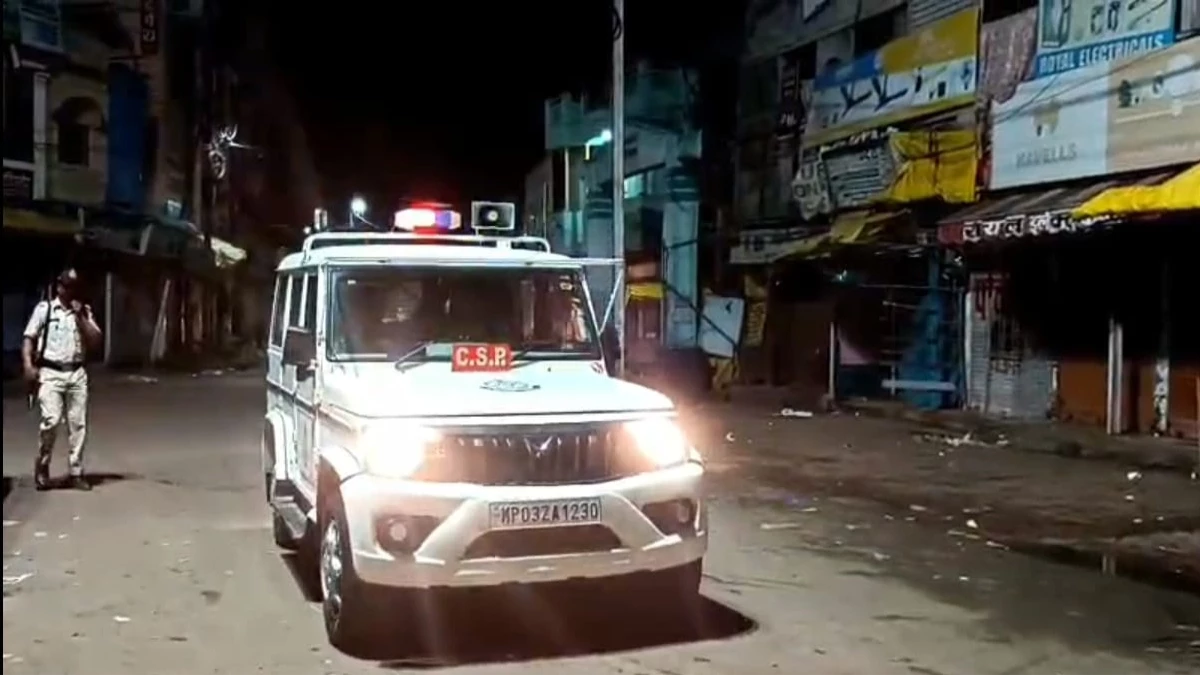 खून से सना चाकू लेकर बाजार में घुसा बदमाश, दहशत में बंद हुईं दुकानें