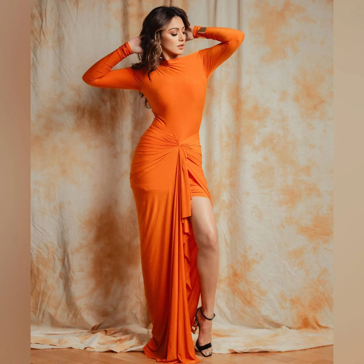 शाका लाका बूम बूम’ फेम हंसिका मोटवानी का स्टाइल कमाल: देखें उनका फैशन कॉनफिडेंस और खूबसूरत आउटफिट्स