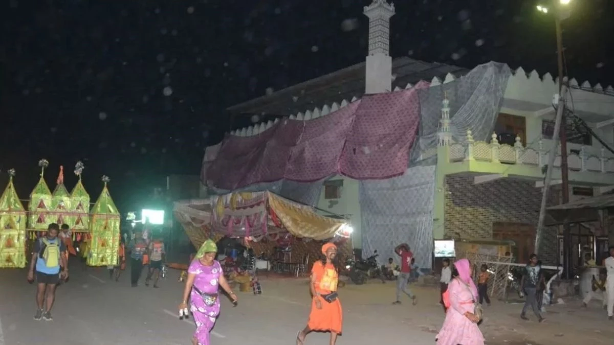 धार्मिक संतुलन या दिखावा? कांवड़ मार्ग पर ढकी मजारों पर सफाई में जुटा प्रशासन